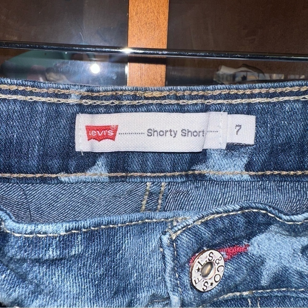 Levi’s Light wash shorty shorts with stars 7 - Picture 3 of 3